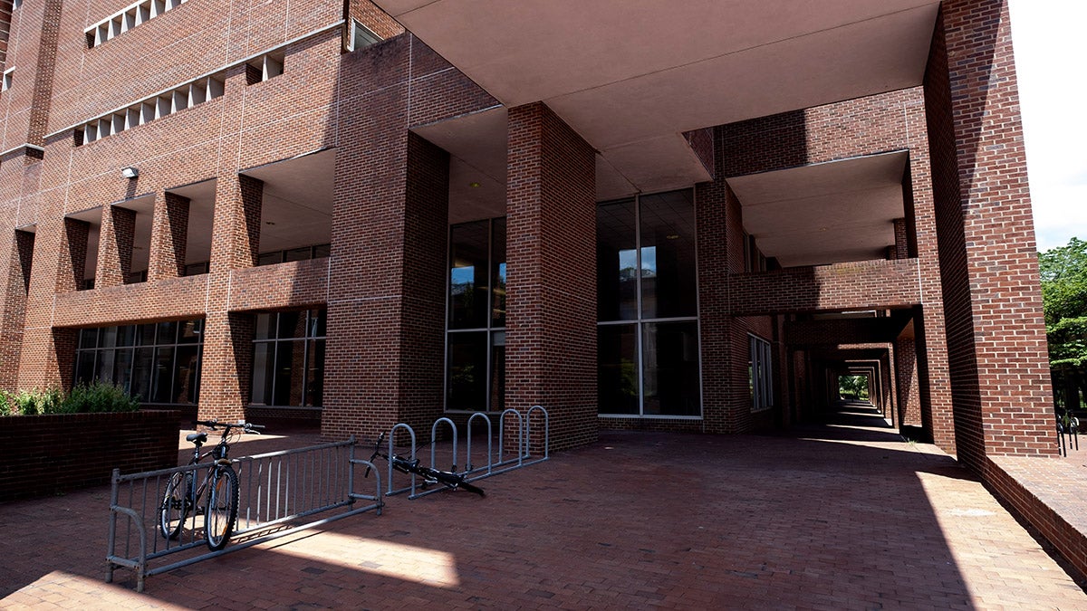 An exterior shop of Davis Library on U.N.C. campus.