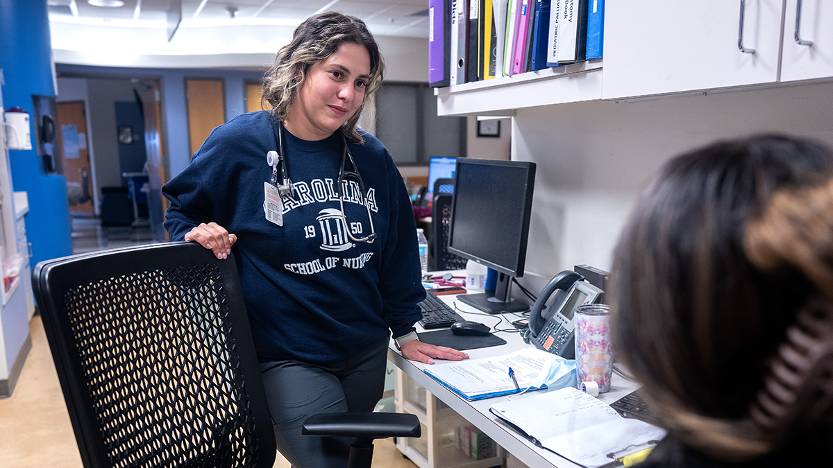 Air Force Tech. Sgt. Ashley Oliver-Loftin talks with Pediatric acute care nurse, Rachel Lee at NC Children’s Hospital. Oliver-Loftin, stationed at Pope Army Airfield near Fort Liberty, will complete a bachelor of science in nursing in May that she earned through Carolina’s BSN Military Pathway (Jon Gardiner/UNC-Chapel Hill)
