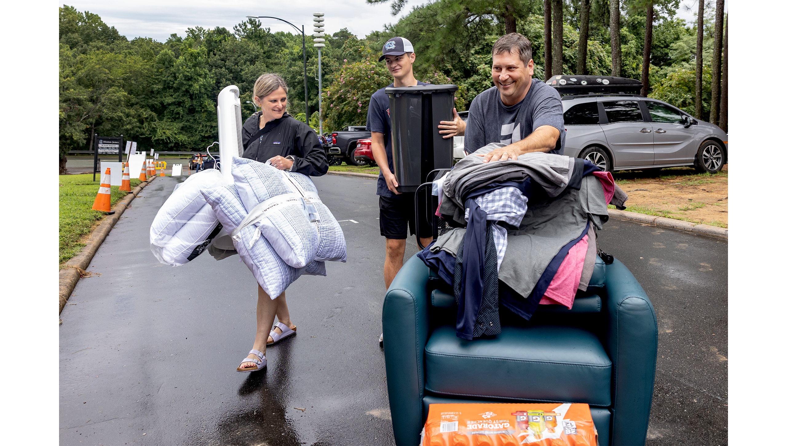 Students get help from family and friends as they move into their residence halls.