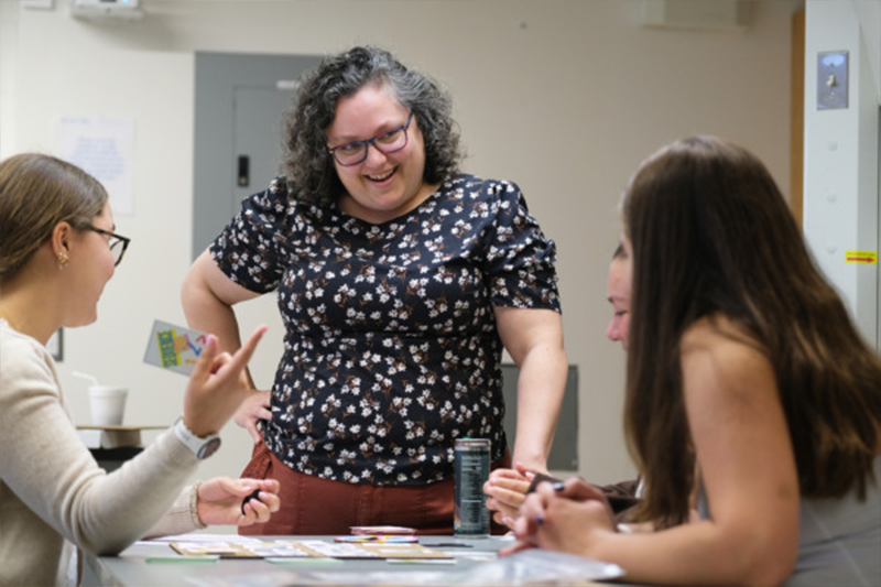 Anna Engelke talking to students.